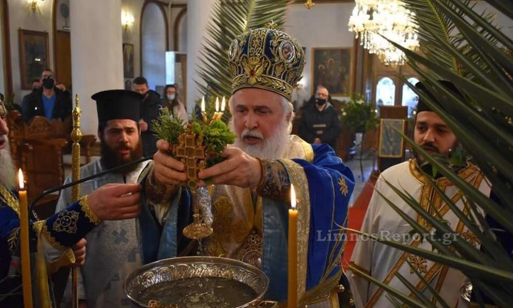 Διαφορετικά Θεοφάνεια και στη Λήμνο: Ο Δεσπότης βγήκε από την εκκλησία και έρανε τους πιστούς!